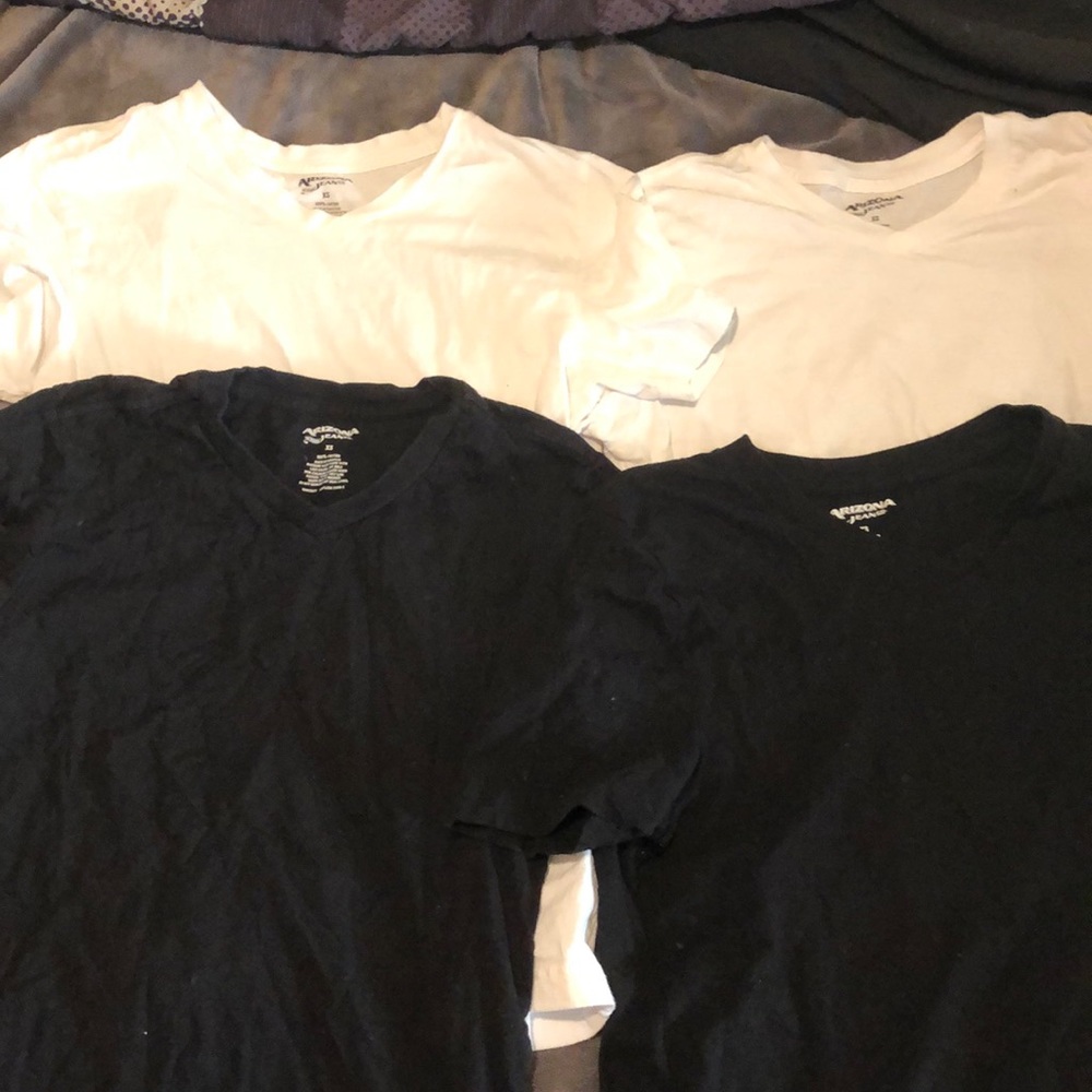 4 v neck t shirts XS